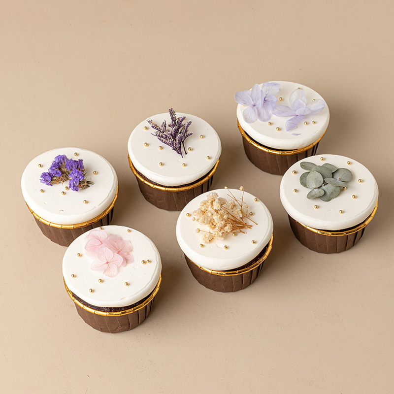 Minimalist Floral Cupcakes