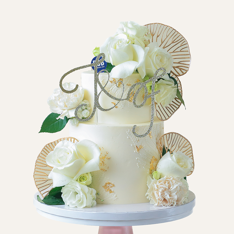 Dreamy White Floral Classic Wedding Cake