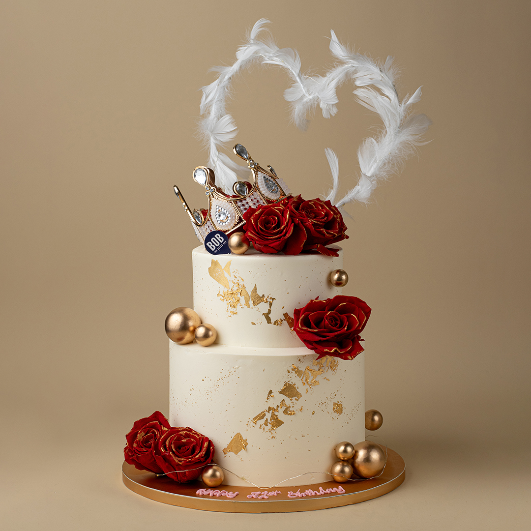 Minimalist Cake with Gold-dipped Red Roses and Feather Lights